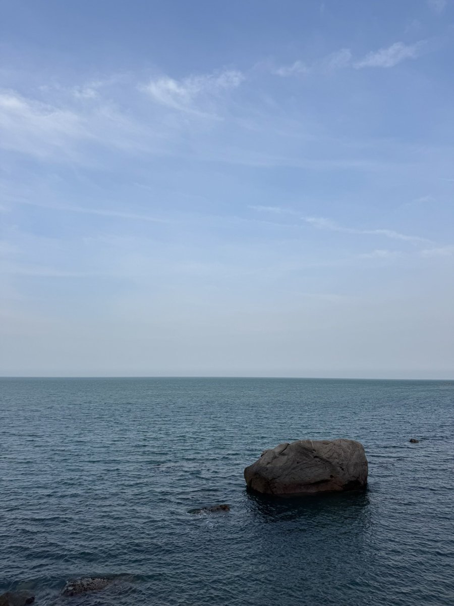 kkv718's tweet photo. 6.10-6.12 青岛旅行
青岛的海在国内还算可以的，尤其在崂山那一带。
面朝大海，好像在纯粹的面对这个物理世界，情绪精神都变得不再重要，人很渺小，世界很大。 https://t.co/YOMyk7coQF