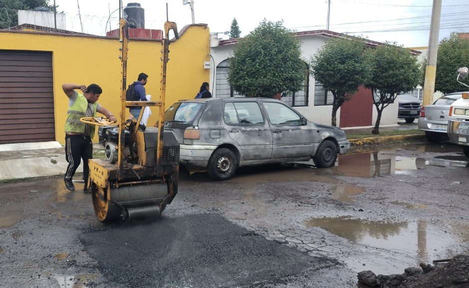 InfraPue's tweet photo. 👷‍♂️🦺 ¡Seguimos transformando las calles de #PueblaCapital!

📍 Hoy llegamos a la colonia Héroes de Puebla para realizar trabajos de bacheo y mejorar la movilidad de las familias poblanas.

✅ Calles más seguras para todas y todos.

#BacheandoPuebla https://t.co/Yn9Fckj7zX