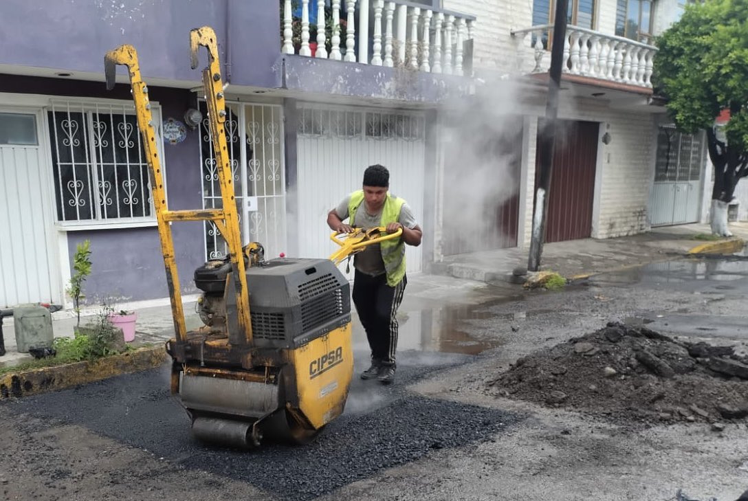 InfraPue's tweet photo. 👷‍♂️🦺 ¡Seguimos transformando las calles de #PueblaCapital!

📍 Hoy llegamos a la colonia Héroes de Puebla para realizar trabajos de bacheo y mejorar la movilidad de las familias poblanas.

✅ Calles más seguras para todas y todos.

#BacheandoPuebla https://t.co/Yn9Fckj7zX