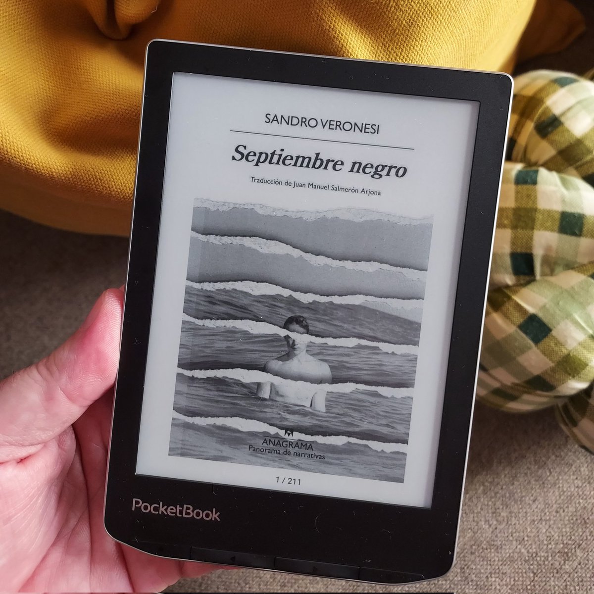 danisucooo's tweet photo. Estreno mi nuevo libro electrónico con el 'Septiembre negro' de Sandro Veronesi por medio de eBiblio. 'El colibrí' me encantó, espero que esta nueva lectura también 💛📚 https://t.co/uQl9x2iJmy