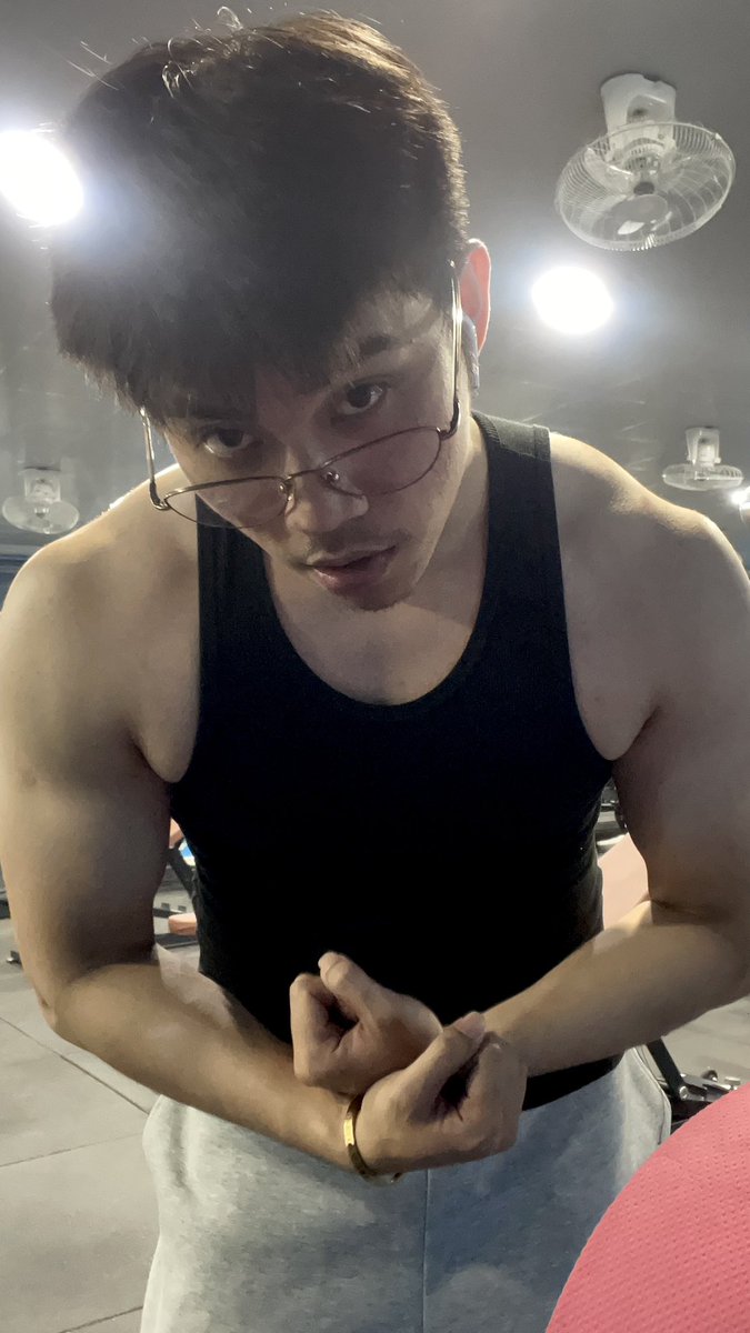 HeroGenaro's tweet photo. Midnight reps. https://t.co/wgdV3vI2dz