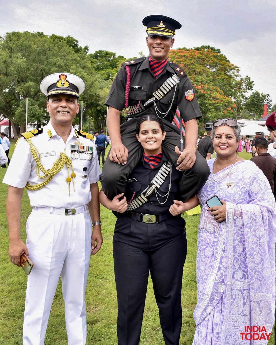 _being_tango's tweet photo. This is more than a family photograph. It reflects a household where service, sacrifice and duty are lived every day. 

The uniform may differ but the commitment to the nation remains the same. 

Salute to this remarkable family. 🫡

@adgpi @IAF_MCC @indiannavy https://t.co/Nl9LZf3GME