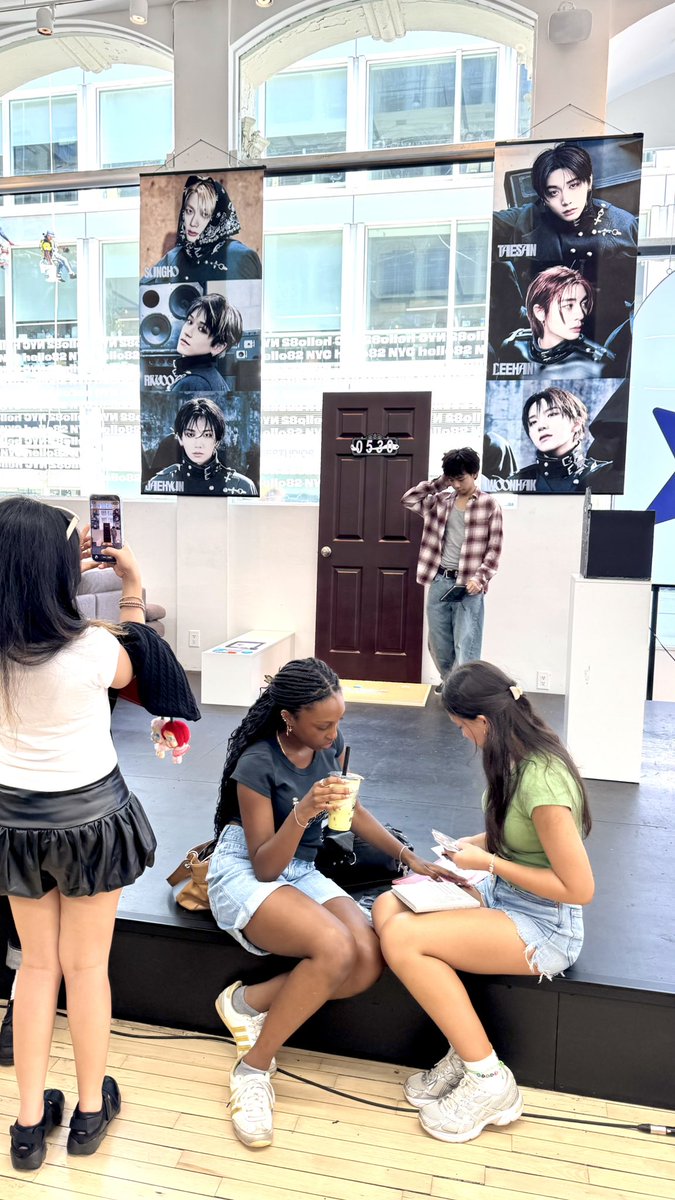 hello82NYC's tweet photo. ONEDOOR, What are you up to now?
Stop by the LAST DAY of the BOYNEXTDOOR POP-UP and capture memories to keep forever!

🔑 6/12 - 6/14 | 11AM - 7PM
📍 @hello82NYC

@BOYNEXTDOOR_KOZ 
#BOYNEXTDOOR #보이넥스트도어 #BND #HOME #hello82NYC https://t.co/gtw7syYmeD