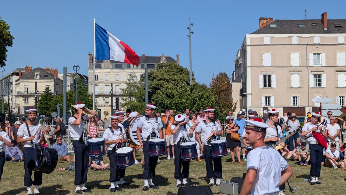micafi49's tweet photo. Merci au @BagadB et la @MarineNationale d'avoir offert ce beau spectacle aux Angevins 🤗 https://t.co/c3nVoytNcX