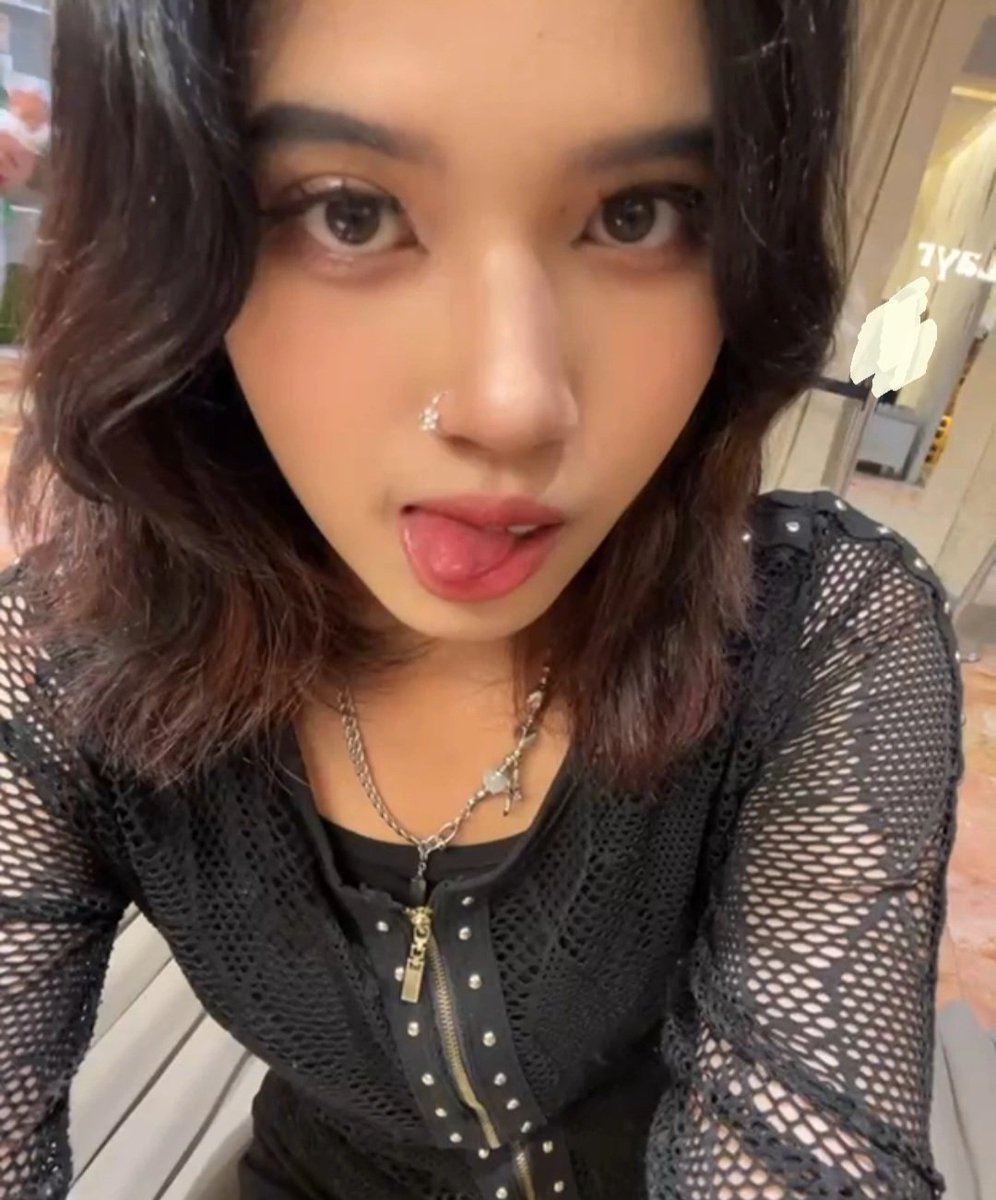 nïs tweet media
