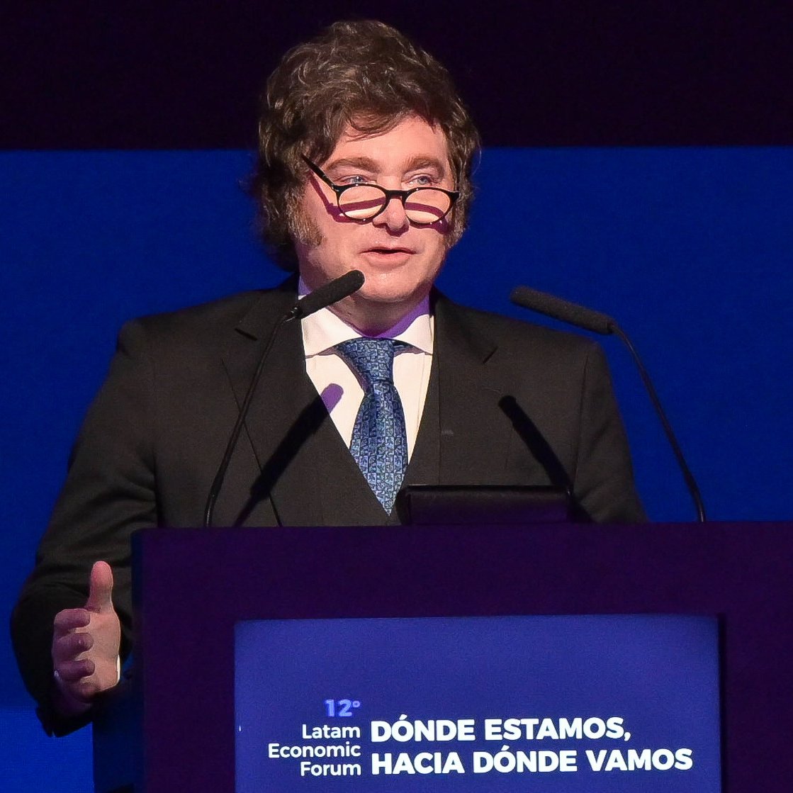clarincom's tweet photo. GUSTAVO PETRO ACUSÓ AL GOBIERNO DE JAVIER MILEI DE HACER QUE LOS POBRES PAGUEN MÁS IMPUESTOS QUE LO RICOS

Tras hacerse eco de una publicación de Telesur que afirmaba que en Argentina "los más pobres pagan más impuestos (36%) que los ricos (26%)", el presidente colombiano sostuvo que en Argentina "pagan más los trabajadores que los ricos".

"Está situación en Argentina es la que pasará si usted se cree la estupidez de prometer bajar impuestos. Efectivamente le bajan impuestos, pero a los más ricos y le suben a la gente que trabaja", afirmó Petro este domingo a través de su cuenta de X.

(+) en Clarín: https://t.co/9u0M0aWw1Z