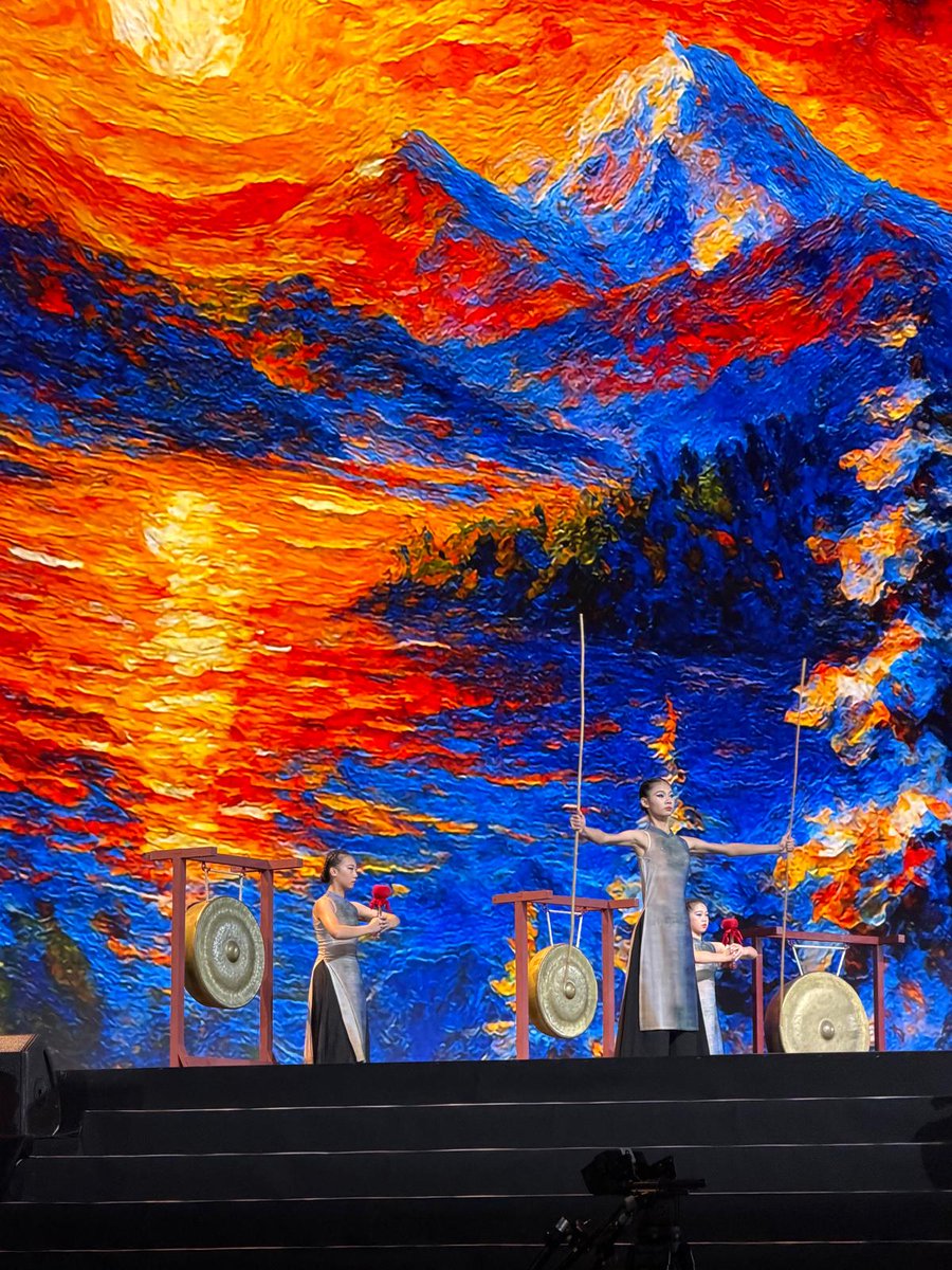 RotaryItalia's tweet photo. Che spettacolo sul palco della #Rotary26 Convention di Taipei per celebrare alla grande! 
Vivaci costumi orientali, movimenti sincronizzati, squilli di tromba, suoni e ritmi di gong e tamburi.
Oggi è qui la festa! https://t.co/IQrJQhqlGl