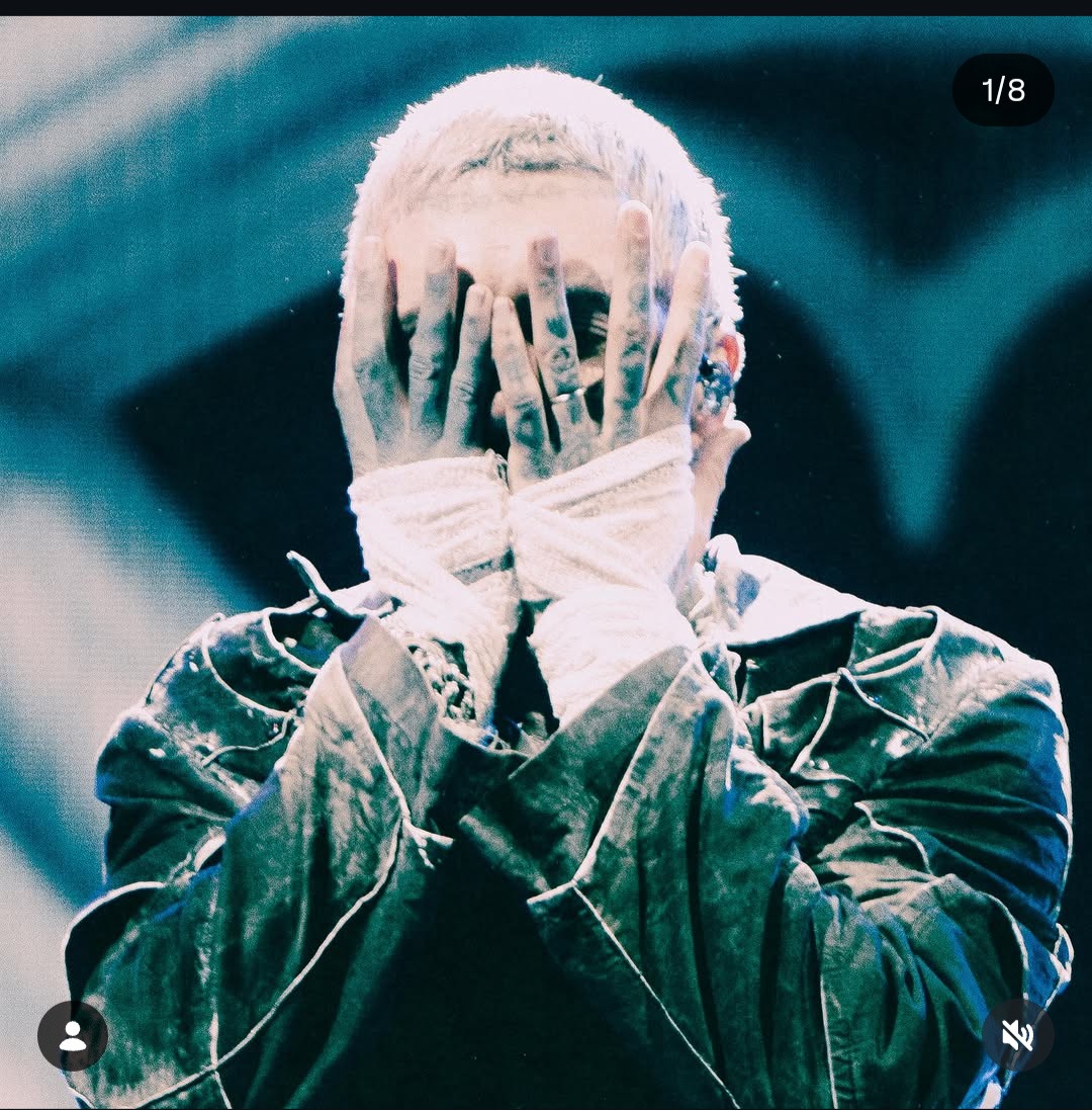 urdadsxbox1's tweet photo. i just realized why does oli keep covering his face in his Instagram posts https://t.co/rsYfxwJPN9