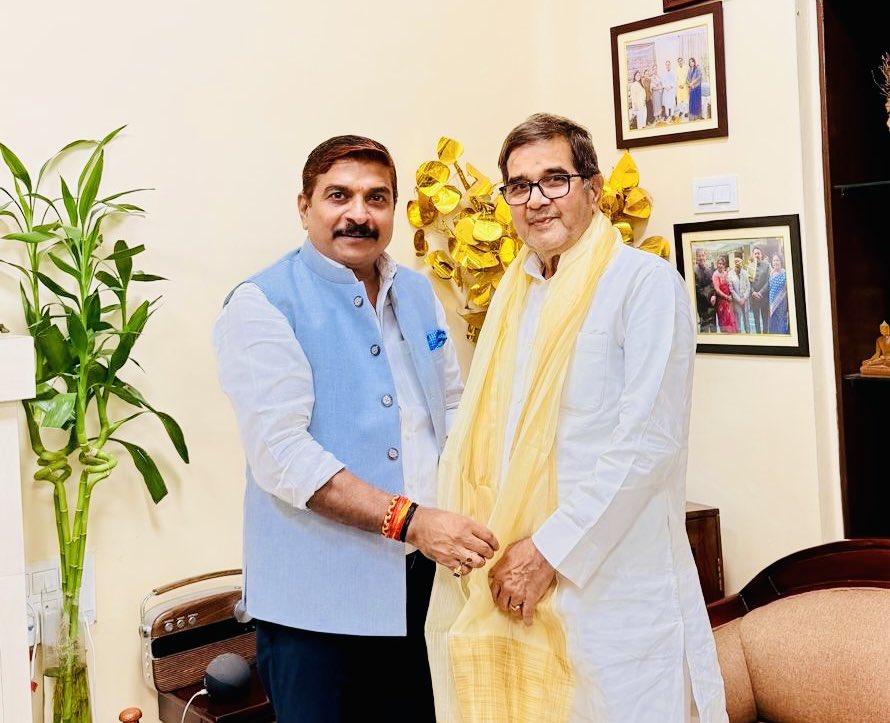 SantoshRanjan_'s tweet photo. वरिष्ठों का सानिध्य जीवन का वह 'दिवाकर' है जो अज्ञानता के अंधेरे को हर लेता है,
और अपनों का साथ वह 'संबल' है जो पैर डगमगाने नहीं देता।

इन दोनों का संगम ही हम कार्यकर्ताओं के कर्तव्य-पथ को सदैव आलोकित और ऊर्जावान बनाए रखता है।
#जय_महादेव https://t.co/SFFRz4lQ8Y
