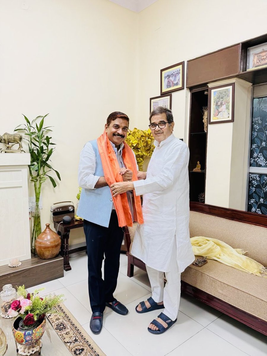 SantoshRanjan_'s tweet photo. वरिष्ठों का सानिध्य जीवन का वह 'दिवाकर' है जो अज्ञानता के अंधेरे को हर लेता है,
और अपनों का साथ वह 'संबल' है जो पैर डगमगाने नहीं देता।

इन दोनों का संगम ही हम कार्यकर्ताओं के कर्तव्य-पथ को सदैव आलोकित और ऊर्जावान बनाए रखता है।
#जय_महादेव https://t.co/SFFRz4lQ8Y