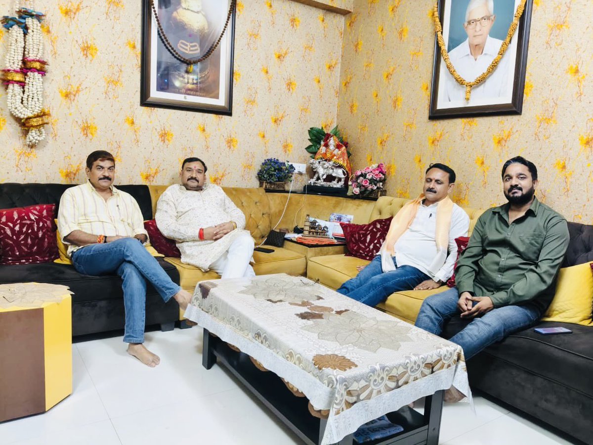 SantoshRanjan_'s tweet photo. वरिष्ठों का सानिध्य जीवन का वह 'दिवाकर' है जो अज्ञानता के अंधेरे को हर लेता है,
और अपनों का साथ वह 'संबल' है जो पैर डगमगाने नहीं देता।

इन दोनों का संगम ही हम कार्यकर्ताओं के कर्तव्य-पथ को सदैव आलोकित और ऊर्जावान बनाए रखता है।
#जय_महादेव https://t.co/SFFRz4lQ8Y