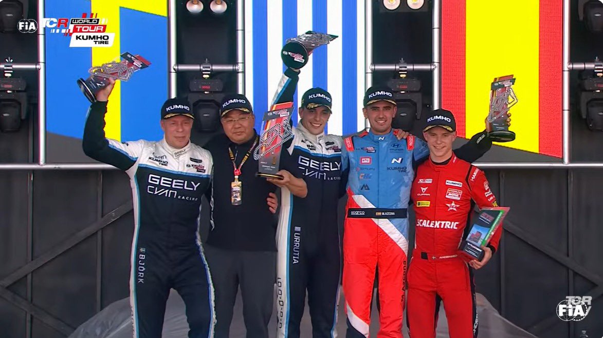 afigue2010's tweet photo. Imponente fin de semana para 🇺🇾 @Santi_Urrutia que logró un histórico hito: ganó las tres carreras del fin de semana en Valencia, España #WTCR y lidera el campeonato del mundo. https://t.co/pCUd5dTGOY
