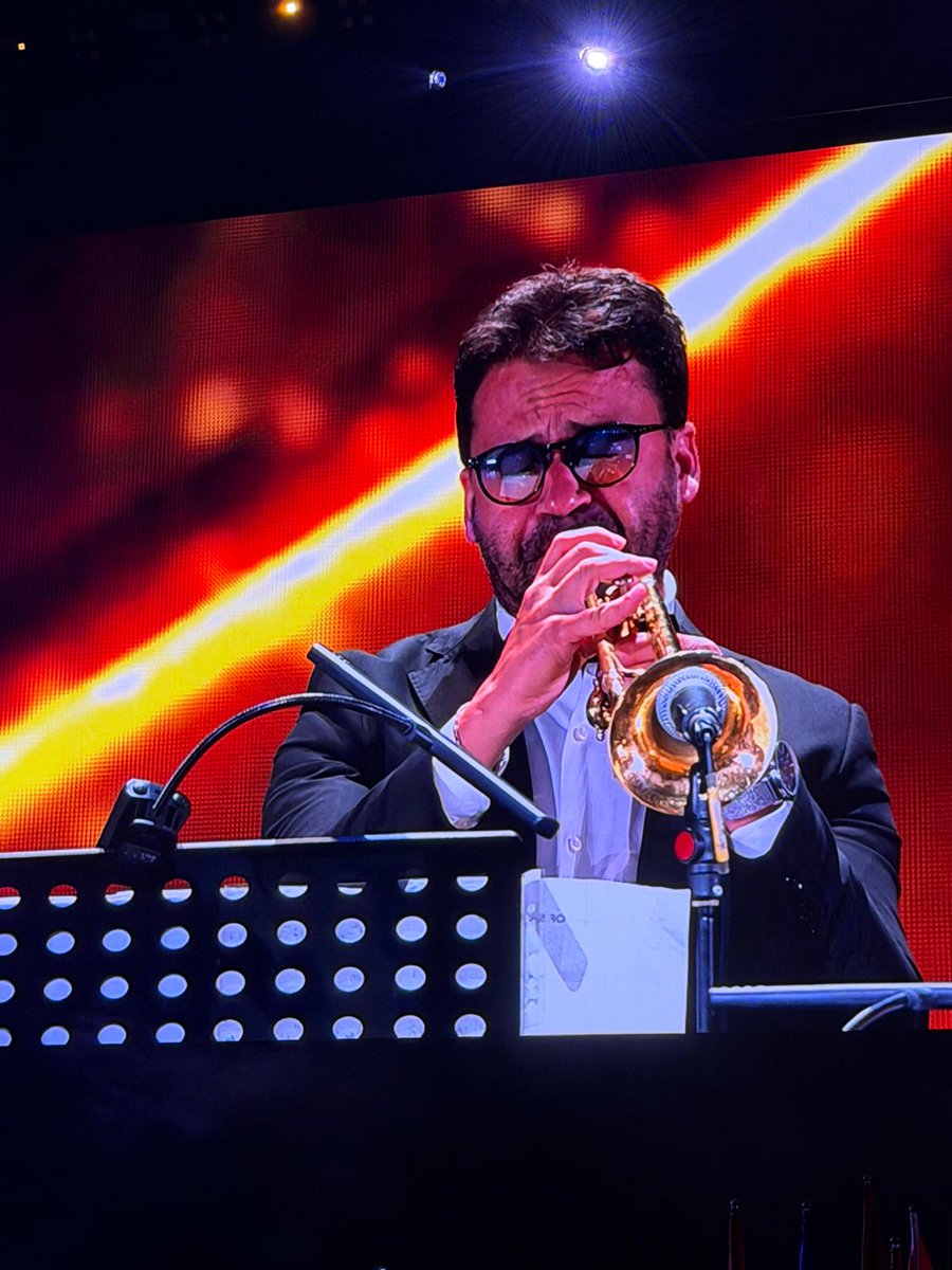 RotaryItalia's tweet photo. Che spettacolo sul palco della #Rotary26 Convention di Taipei per celebrare alla grande! 
Vivaci costumi orientali, movimenti sincronizzati, squilli di tromba, suoni e ritmi di gong e tamburi.
Oggi è qui la festa! https://t.co/IQrJQhqlGl