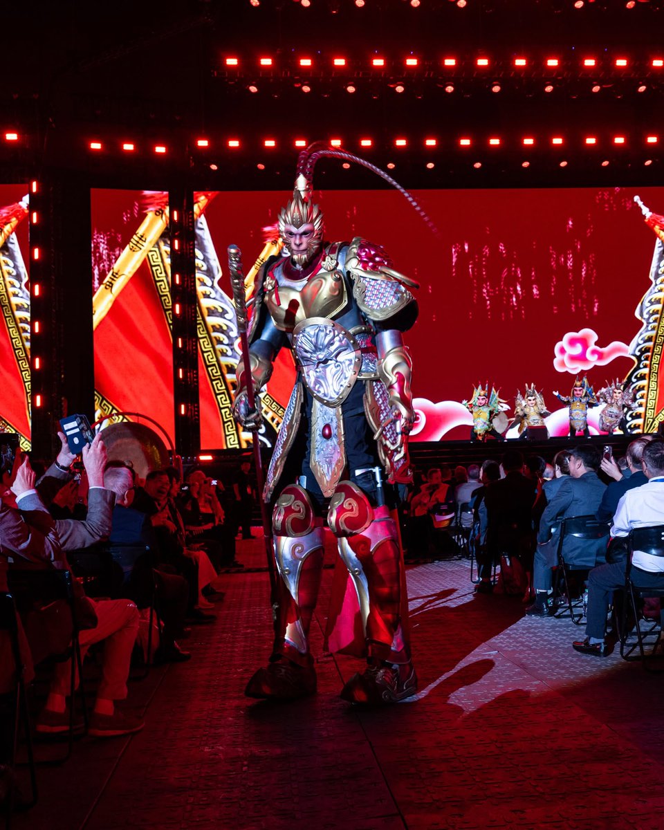 RotaryItalia's tweet photo. Che spettacolo sul palco della #Rotary26 Convention di Taipei per celebrare alla grande! 
Vivaci costumi orientali, movimenti sincronizzati, squilli di tromba, suoni e ritmi di gong e tamburi.
Oggi è qui la festa! https://t.co/IQrJQhqlGl