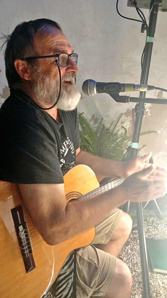 eualacant's tweet photo. Ayer vivimos en nuestra sede algo brutal: + de 100 personas cantando a Silvio Rodríguez y convirtiendo la solidaridad con Cuba en ayuda concreta.
1.500€ para kits solares para centros sanitarios cubanos.
Gracias a quienes lo hicisteis posible. La solidaridad también se canta🇨🇺🎶 https://t.co/qp8GT4fYRN