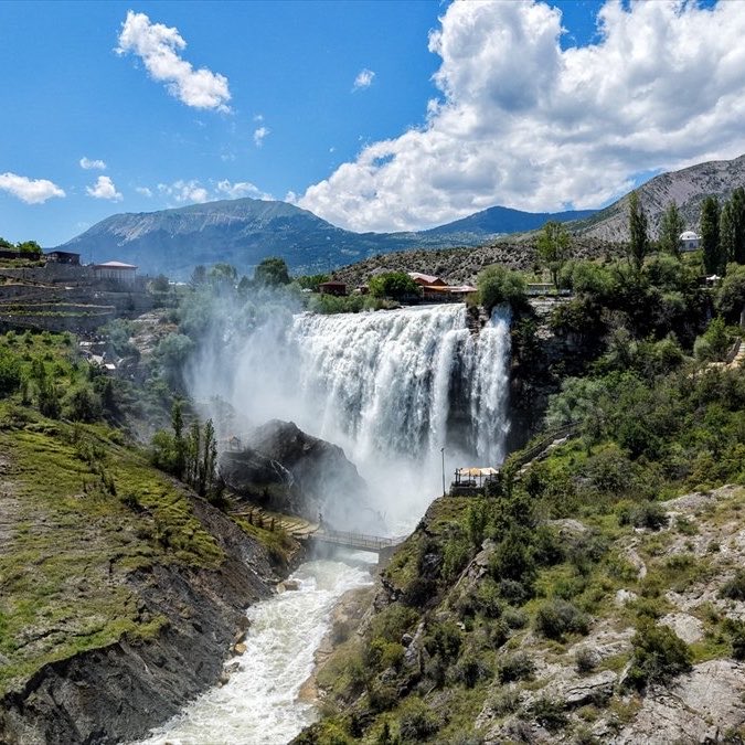siyahsancakx's tweet photo. 🔴 UNESCO Dünya Mirası Listesi'ne aday gösterilen, Erzurum'da bulunan Tortum Şelalesi; https://t.co/fajrbQ6I6d