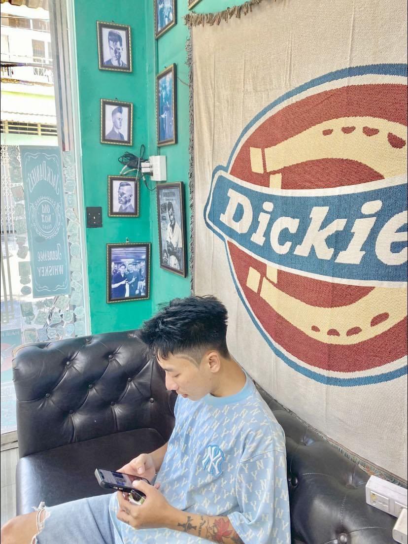 cotraidep's tweet photo. Gạ em trai tiệm cắt tóc về trọ quận hệ 🥰 xem full ib mình nhé #traithang #hocsinh #traidep #traidam #honghainhi https://t.co/LIy3RP3f1Z