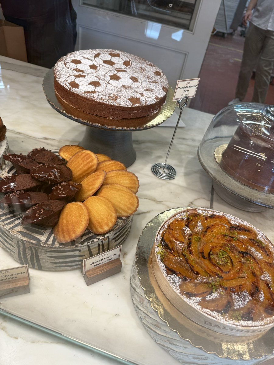 Dee_Harche's tweet photo. ⚽️🏆 FIFA vibes and bakery magic. My favorite bakery never disappoints! ⚽️❤️🍫🥖
#FIFA
#Worldcup
#Balthazarbakery https://t.co/5WqYoYLvR0