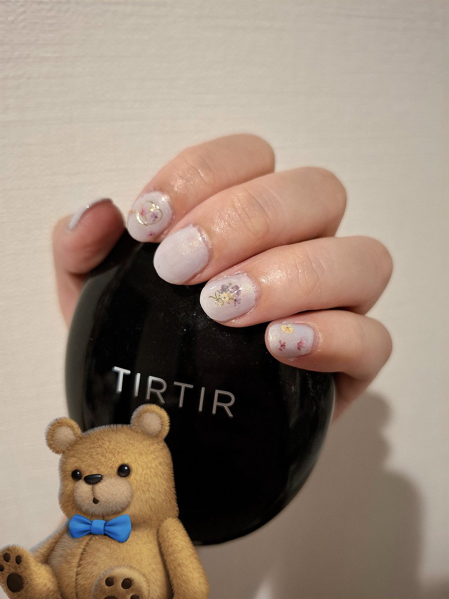 conpei100's tweet photo. ܀𑁍new nail𑁍܀
セルフネイルまだまだ下手だけど気分上がる
めずらしくゲーム時間削ってまでネイルした
写真だと色がちょっと違う
ベースはラベンダー色ですごく薄い紫？みたいなかんじ
ジェルミーワンじゃなくて、久しぶりにちゃんとしたジェルネイル
何日持つかな https://t.co/m2IGufjGFT