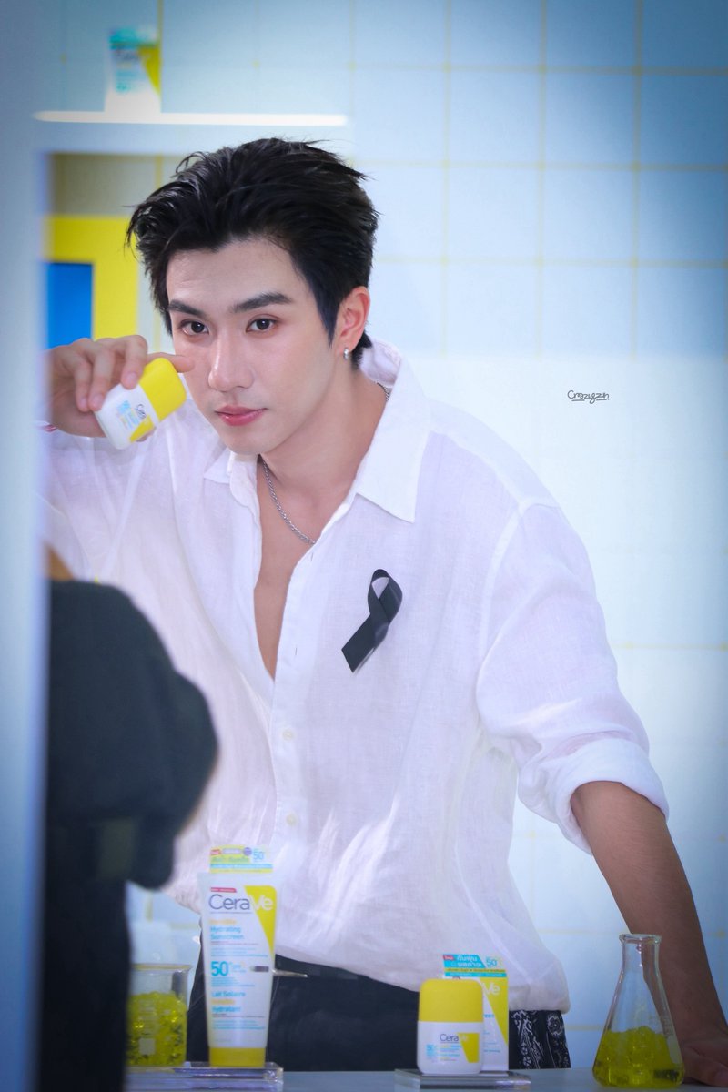 CrazyZN_'s tweet photo. ไม่รู้ว่าวันนี้พูดว่าเพิร์ธหล่อไปแล้วกี่รอบ ‼️
แต่ชอบลุควันนี้มาก ทำได้อีกบ่อยๆเลย @perthppe 

PERTHSANTA SUN SHIELD ON

#CeraVeSunClubxPerthSanta
#PerthTanapon https://t.co/77CqB4a1vx