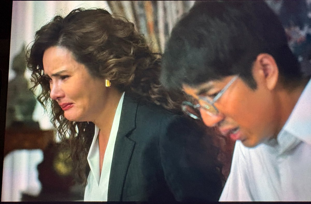 MNormalll's tweet photo. (มีสปอยตอนจบ🚨🚨🚨)

ไม่รู้ว่าคิดไปเองมั้ยแต่ตอนจบ ของ #ทนายปีศาจ แอบคล้าย #สาธุ ในแง่ของการเปิดเผยตัวตนของการอยู่เบื้องหลัง และปิดจบด้วยการขู่ตัวละครหลักเพื่อให้เกิดความกลัว และนำมาใช้งานเพื่อประโยชน์ของตน

โกศล สจ.เอ๋ มีสิ่งที่คล้ายกันคือ อำนาจและอิทธิพลใหญ่หนุนหลัง แม้จะไม่ใช่ตัวบอสใหญ่เป้งๆอย่างที่ได้ดูกันใน #สาธุ2 แต่ก็มีความสามารถพอจะคิลผู้ที่มีอิทธิพลคนอื่น ที่เป็นเพียงหมากกระดานหนึ่งในเกม พร้อมจัดฉากให้ดูเหมือนการฆตต ได้อย่างง่ายดาย 

ถึงแม้ตอนนี้เราจะยังไม่รู้ว่า #โกศล คือใคร ต้องการอะไร แต่อย่างน้อยเหตุการณ์นี้เองจะเป็นอีกหนึ่งปมที่นำไปสู่การทำภาคที่สอง รวมไปถึงปมอื่นๆ อีกหลายปมที่ยังไม่คลี่คลายในเรื่องอีกด้วย