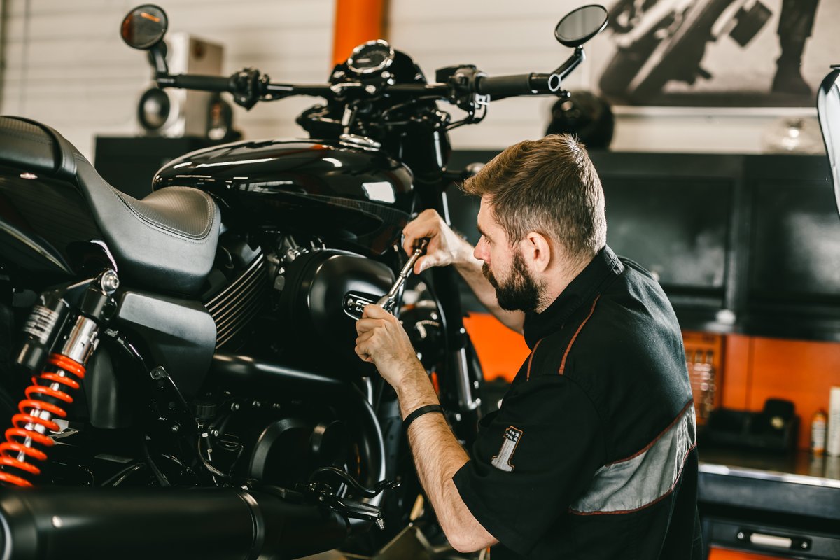 FondationVA's tweet photo. #ConseilSécurité 🏍️

Motards, pour votre sécurité, offrez un check-up complet à votre deux-roues avant de reprendre la route : batterie, pression et état des pneus, niveaux d’huiles, état du kit chaîne et équipements électriques.

#BienSeConduire #Moto #Sécurité https://t.co/h59OCoKufZ