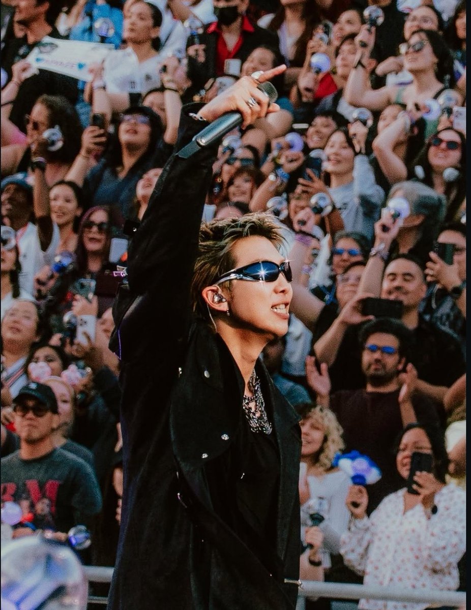 McCheery21's tweet photo. #RM ☝️🎤 https://t.co/W6ctGrSFEJ
