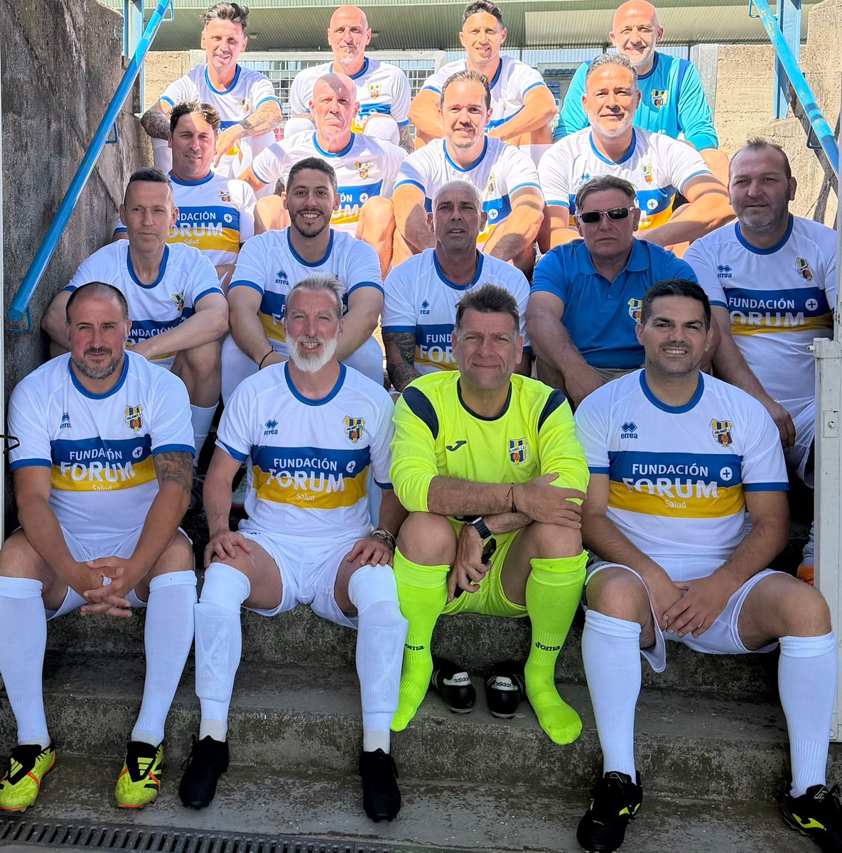 rcidex's tweet photo. Dos dies de futbol, amistat i orgull local al Legends Figueres Cup 🏆 Representar el @PalamosCF entre veterans d’arreu d’Europa ha estat un privilegi. Gràcies a la @UEFigueres per fer-ho possible. El nostre club, la nostra gent, el nostre futur. 💛💙 #Palamós #LegendsFiguresCup https://t.co/35aqOliLEN