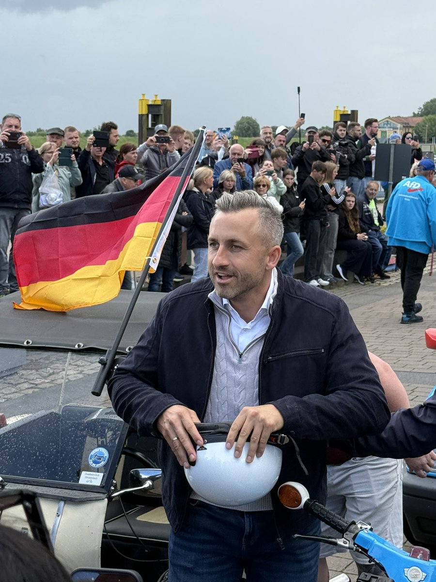 gaborhalasz1's tweet photo. Mit Simson und Trabant. Ein Gefühl, auf das die #AfD in Sachsen-Anhalt setzt: Früher war es besser. Damit lockt sie Tausende an. Vetternwirtschaft oder Rechtsextremismus interessiert hier keinen. https://t.co/hrNKBBWmIc