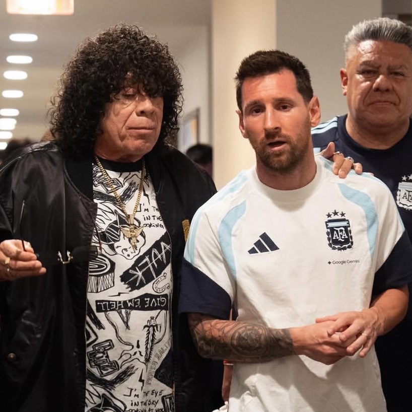 ModoScaloneta's tweet photo. “No hablen al pedo. Abrazos”. Se acuerdan de este momentazo? Finalmente llegó el día en que Leo se cruzó a la Mona y lo pudo saludar 😂 mi Messi favorito es Messi enojado https://t.co/EEZatflGGI