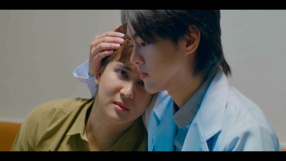 oneyearseries's tweet photo. นั่นไงง #คลื่นทะเล ต้องเข้าแล้วนะพี่ชายย 
@NTanadech @Folk_1405  😆😆

ONE YEAR  
#OneYearEP8 https://t.co/2nzZ6pxi3M