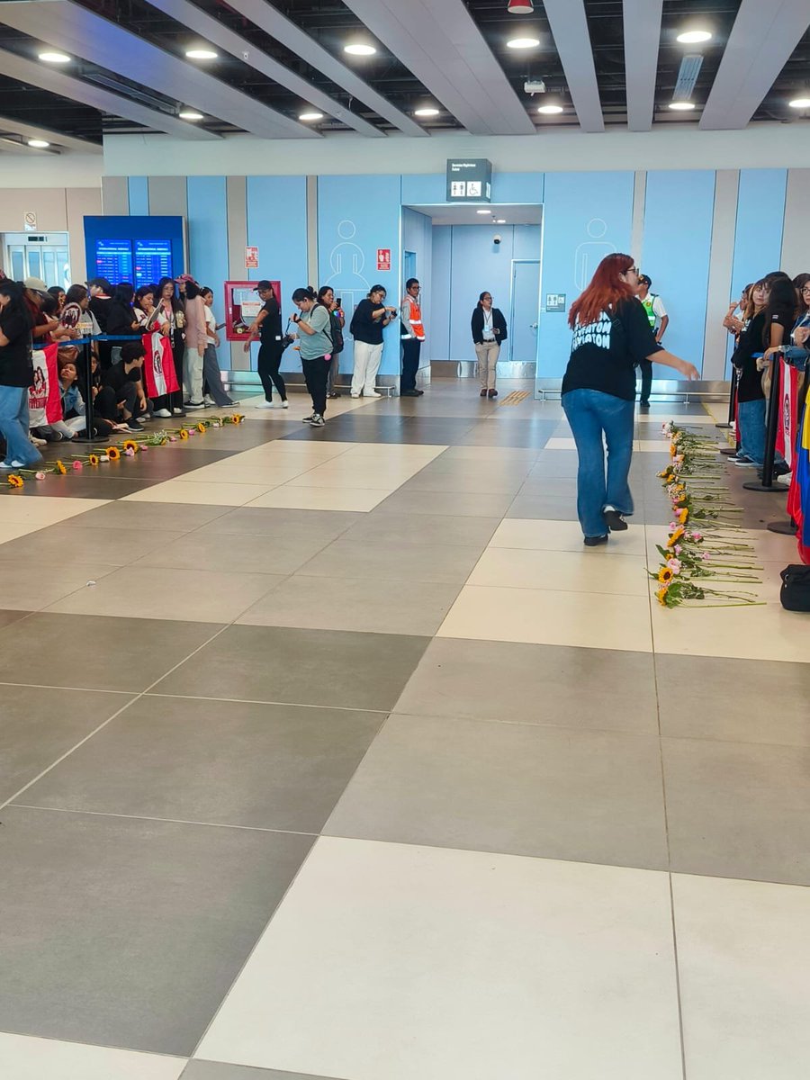 AnyPaol_7's tweet photo. Peruvian fans are preparing a path of flowers for Faye and Atom. 
🥹🌸🌻🍑🌷✨

#FayeAtom #ฝ้ายอะตอม 
#FayePeraya #ฝ้ายพีรญา
#AtomPariya  #อะตอมปริยะ https://t.co/KYlJKp9c9Y