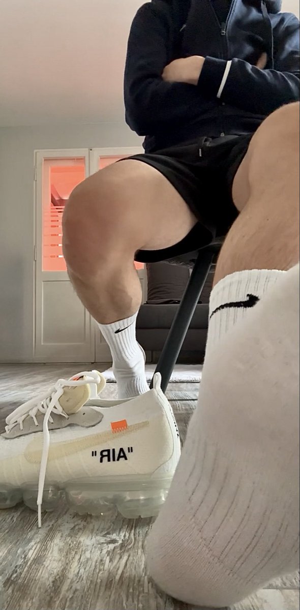 alphaXsteve's tweet photo. Wer würde gerne unten sein und sniffen? RT, wenn dir das gefällt!!!#socks #feet #slave #socken #zahlsklave #tribut #footfetish https://t.co/HzCq3K6I9h