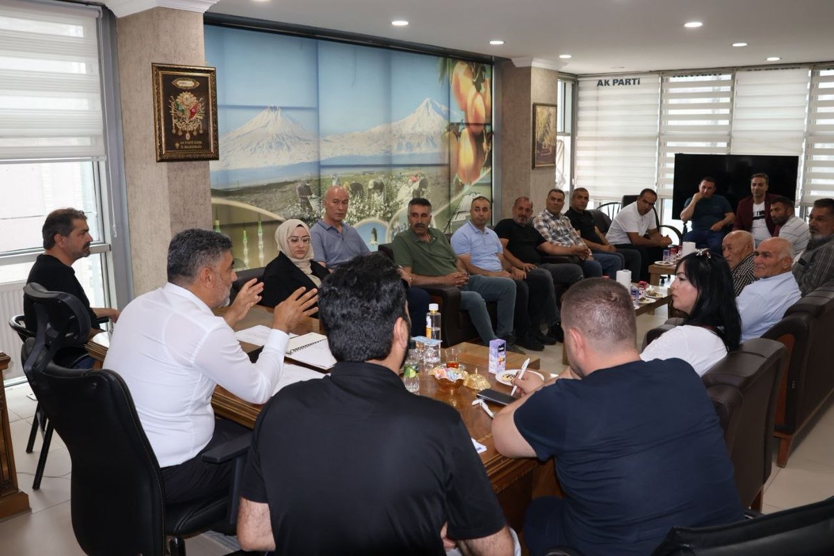 akemalayaz's tweet photo. Mahalle Başkanlarımızla bir araya gelerek istişarelerde bulunduk. Güçlü teşkilat, güçlü yarınlar için çalışmalarımızı sürdürüyoruz. https://t.co/XF56xUQSdH
