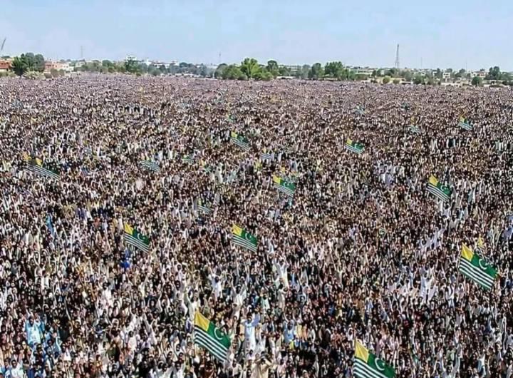 khan_amaan21334's tweet photo. 🌿راولاکوٹ عوام ہزاروں کی تعداد میں عیدگاہ پہنچ چکی ہے۔ 8 افراد زخمی ہونے کی اطلاعات ہیں، جبکہ شدید عوامی مزاحمت کے بعد فورسز کے بھاگ گئی ہیں
. #شہ_رگ_کا_سانس_بند_نہ_کرو @Legacy_Leavers_
#TeamPakPower https://t.co/1zCnm1NH7L