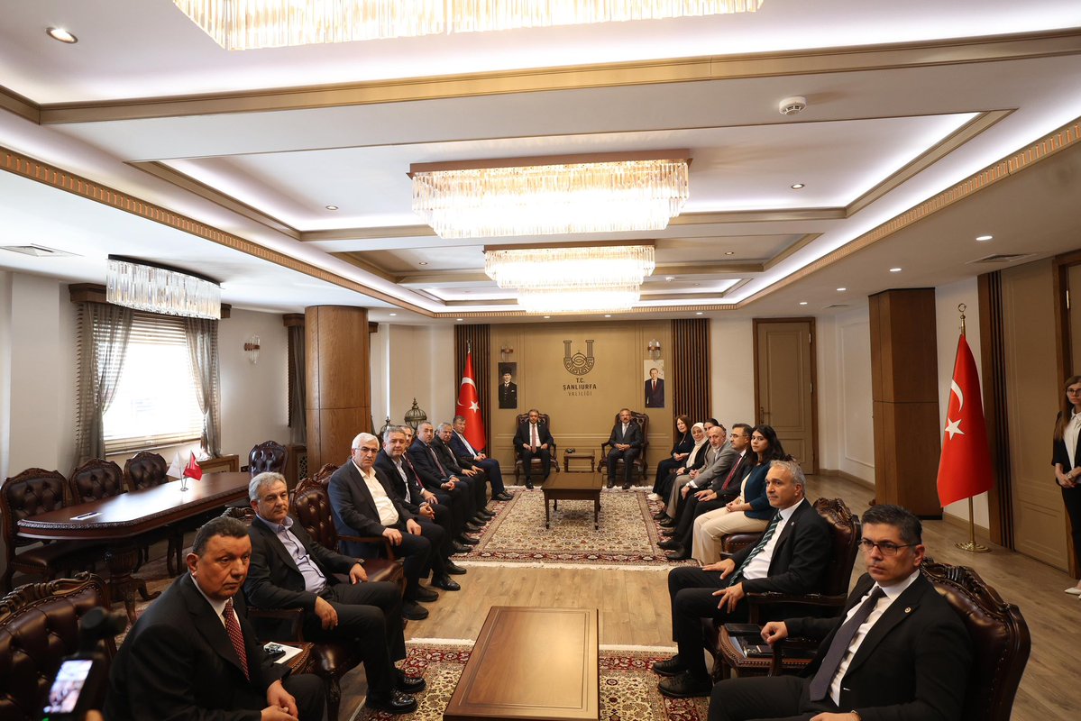 yalimhalici's tweet photo. Şanlıurfa’dayız…

Okul saldırıları nedeniyle kurduğumuz komisyon olarak çalışmalarımızın üçüncü günündeyiz.

Bu sabah Ayser Çalık Ortaokulu’nda yaşanan saldırıda yaralanan evlatlarımızın kıymetli aileleriyle bir araya geldik. Acılarını, kaygılarını ve beklentilerini dinledik. Oradan da Şanlıurfa’ya geçtik. Şimdi Valilikte ilgili kurumların sunumlarını takip ediyor, çözüm önerilerimizi paylaşıyoruz.

Çocuklarımızın güvenliği hiçbir siyasi tartışmanın konusu olamaz. Bir çocuğun dahi korkuyla okula gitmediği, ailelerin evlatlarını huzur içinde emanet edebildiği bir Türkiye için çalışıyoruz.

Yaşanan acılardan ders çıkarmak, eksiklikleri gidermek ve benzer olayların bir daha asla yaşanmaması için üzerimize düşen sorumluluğu yerine getirmekte kararlıyız..
