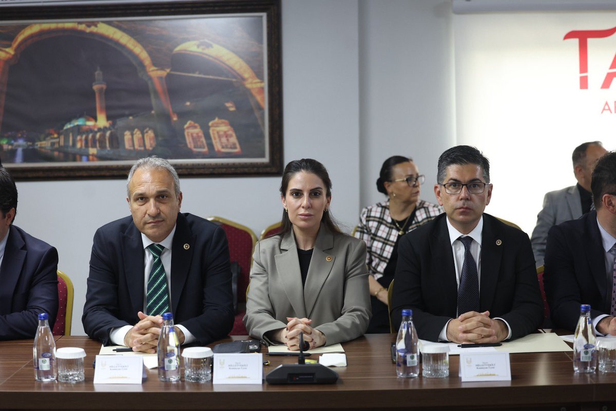 yalimhalici's tweet photo. Şanlıurfa’dayız…

Okul saldırıları nedeniyle kurduğumuz komisyon olarak çalışmalarımızın üçüncü günündeyiz.

Bu sabah Ayser Çalık Ortaokulu’nda yaşanan saldırıda yaralanan evlatlarımızın kıymetli aileleriyle bir araya geldik. Acılarını, kaygılarını ve beklentilerini dinledik. Oradan da Şanlıurfa’ya geçtik. Şimdi Valilikte ilgili kurumların sunumlarını takip ediyor, çözüm önerilerimizi paylaşıyoruz.

Çocuklarımızın güvenliği hiçbir siyasi tartışmanın konusu olamaz. Bir çocuğun dahi korkuyla okula gitmediği, ailelerin evlatlarını huzur içinde emanet edebildiği bir Türkiye için çalışıyoruz.

Yaşanan acılardan ders çıkarmak, eksiklikleri gidermek ve benzer olayların bir daha asla yaşanmaması için üzerimize düşen sorumluluğu yerine getirmekte kararlıyız..