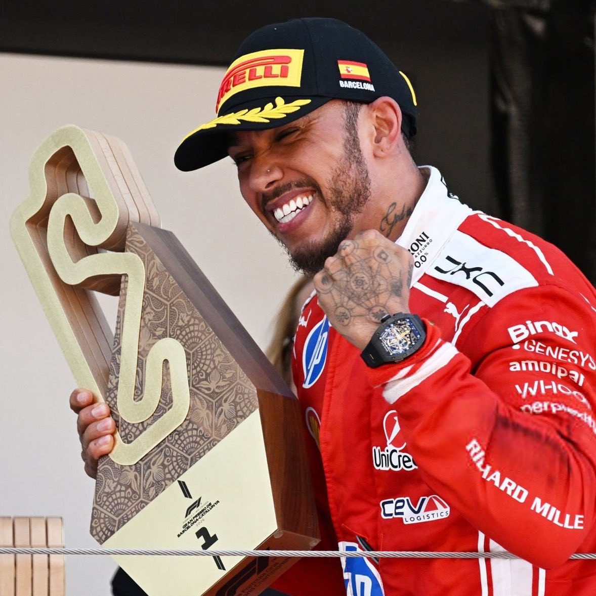 voltarapida_f1's tweet photo. 🇪🇸Barcelona 1996: Michael Schumacher conquista sua primeira vitória pela Ferrari.

🇪🇸Barcelona 2026: Lewis Hamilton conquista sua primeira vitória pela Ferrari. 

Roteiro simplesmente histórico e inexplicável! https://t.co/f0IlCaG59K