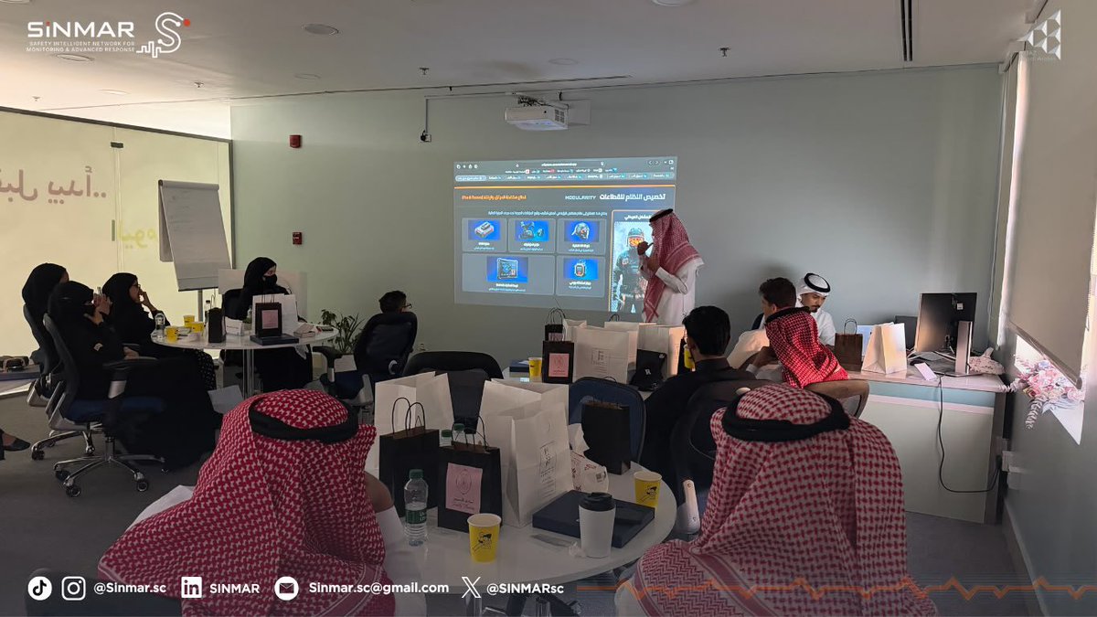 SINMARsc's tweet photo. في SINMAR، لا تقتصر الاجتماعات على النقاش فقط، بل هي مساحة لتبادل الأفكار وصناعة الحلول التي تدفعنا للأمام. 

نفخر بفريق يعمل بشغف وطموح لتطوير حلول سلامة أكثر ذكاءً وأثرًا.

#SINMAR #Innovation #SmartSafety #INJAZ https://t.co/UtpSWJTE1u