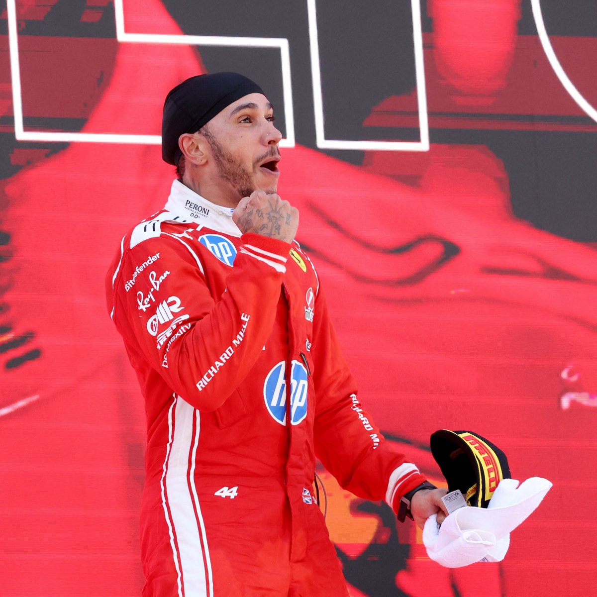 saribayrak's tweet photo. Lewis Hamilton: "Muhtemelen bu gece kırmızı tişörtle birlikte uyuyacağım." ❤️ https://t.co/8KGxoBajDi