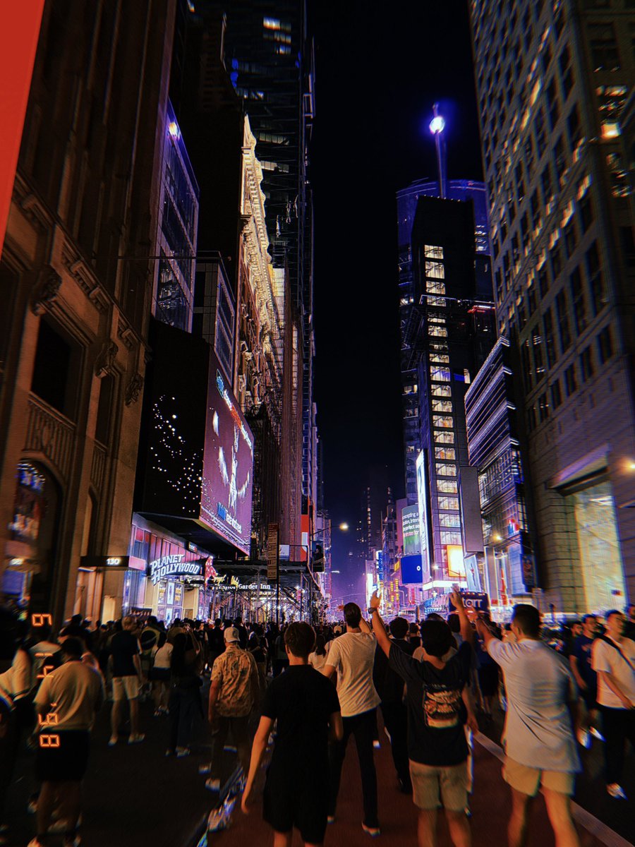 voyahuecomundo's tweet photo. my country, new york, last night in Times Square after the knicks won. i love new york 🧡💙 https://t.co/cVQequ9RqT