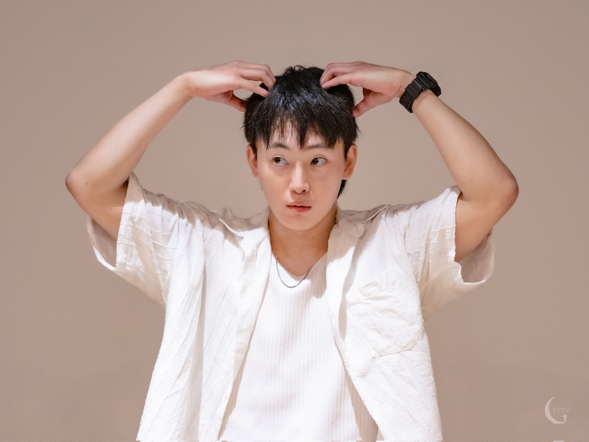 1rang1rang_pic's tweet photo. 260614낮 뮤지컬 브라더스 까라마조프
퇴근길

#강하경 배우님
(이런 모습이 너무 좋음) https://t.co/s92Zz68F63