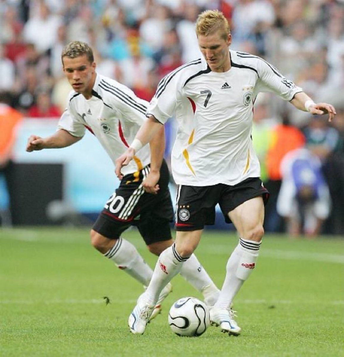 00sFootb4ll's tweet photo. Schweinsteiger and Podolski in the 2006 World Cup 🇩🇪 https://t.co/dfBp5hrOaD