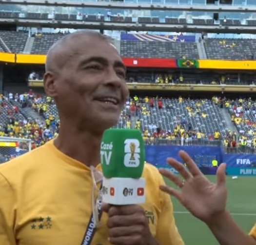 SergioAJBarrett's tweet photo. Mas É GRAVÍSSIMO. 
Em Plena COPA O Senador Romário Foi FLAGRADO TRABALHANDO https://t.co/dn9lkUbotB