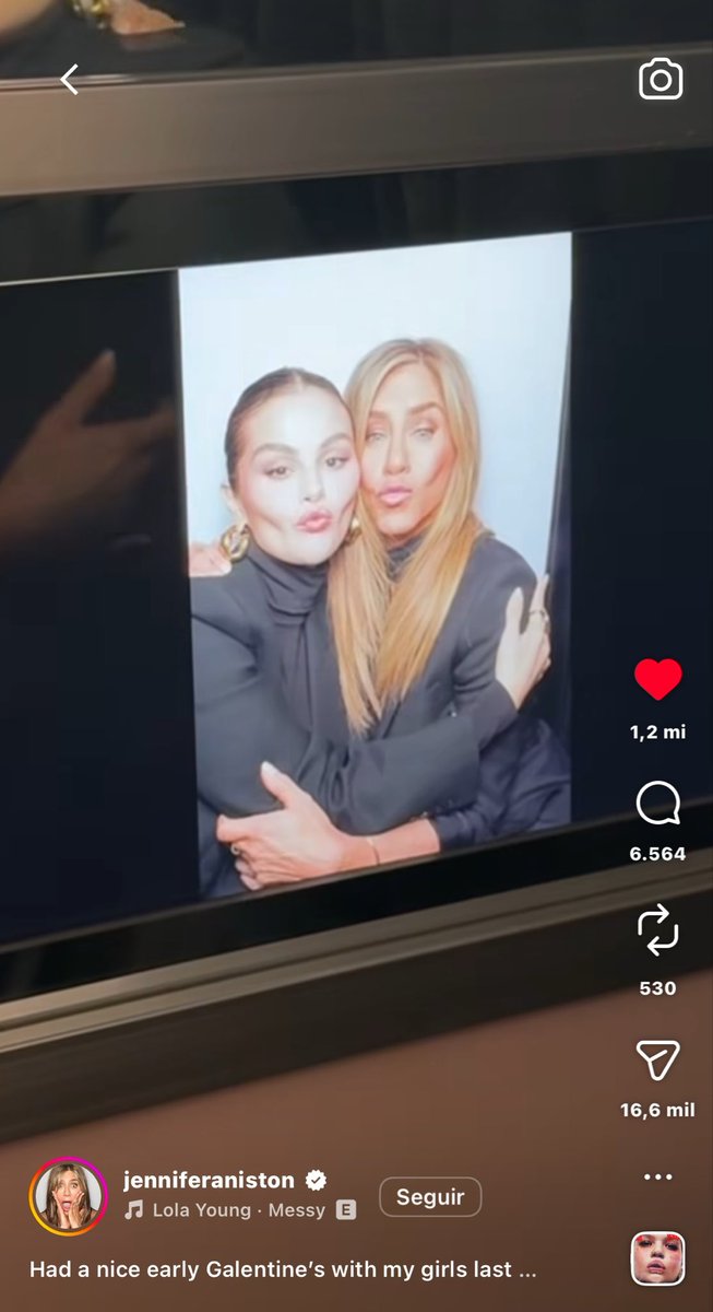 shortngmz's tweet photo. selena não precisa disso, já que a própria Jennifer postou foto e vídeo com ela no feed. diferente dessa sub fracassada que você é fã, a selena não precisa se humilhar pra ter atenção de ninguém https://t.co/EXqvXjjdXt
