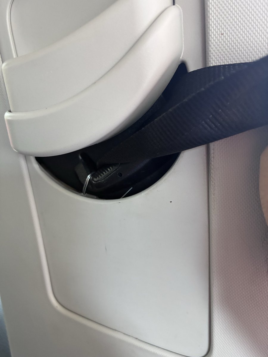 charlessglez's tweet photo. @FordMX Después de 3 meses me arreglaron el cinturón de seguridad, y la solución fue un “alambrito”, increíble lo que hace la agencia Ford en Chihuahua, no hay más opciones que acudir a la @profeco, @FordMX, a @Ford https://t.co/czu2JzFH7Q