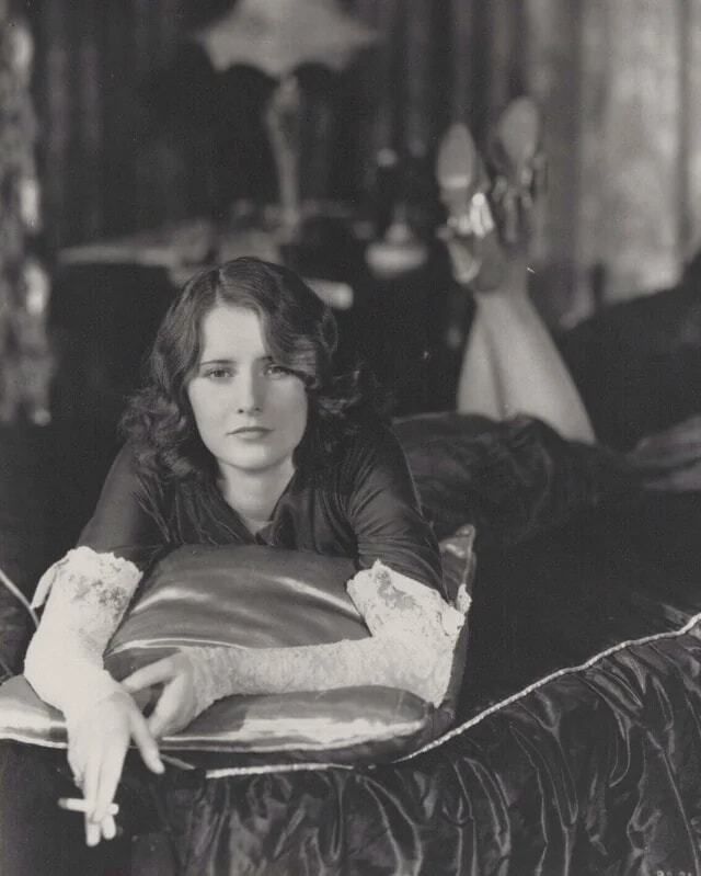 CarlottaFilms's tweet photo. ✨ ACTUELLEMENT EN PRÉCOMMANDE ✨
Le premier livre en français consacré à #BarbaraStanwyck arrive le 23 juin. 
Avec BARBARA STANWYCK, TOTALE ET OPAQUE, #ChristianViviani explore la carrière et le mystère d'une actrice hors norme.
📚 https://t.co/2eaQgTwlZc https://t.co/1sNcBjL5gu