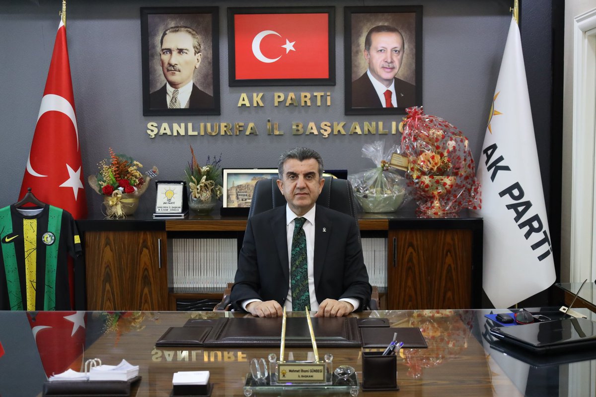 HAVADISSTV's tweet photo. GAZİANTEP, SAĞLIK SİSTEMİMİZLE DALGA MI GEÇİYOR SAYIN GÜNBEGİ?  

AK PARTİ ŞANLIURFA İL BAŞKANI İLHAMİ GÜNBEGİ'NİN, ŞANLIURFA HALKININ SAĞLIK ALANINDA YAŞADIĞI SORUNLARI GÜNDEME TAŞIMAMIZDAN RAHATSIZLIK DUYDUĞUNU ARTIK AÇIKÇA HİSSEDİYORUZ.
DOĞRUSUNU SÖYLEMEK GEREKİRSE, BU RAHATSIZLIK BENİ PEK DE RAHATSIZ ETMİYOR. ANCAK SİYASİ GÜCÜN VE BÜROKRATİK ETKİNİN DOZU ARTTIKÇA, BİZE YAŞATILMAMASI GEREKEN ŞEYLERİN YAŞATILABİLECEĞİNİ DE GÖRÜYORUZ. BUNA RAĞMEN, BUGÜNE KADAR NASIL GERİ ADIM ATMADIYSAK, BUNDAN SONRA DA ATMAYACAĞIMIZI SAYIN BAŞKAN'A DEFALARCA İFADE ETTİK.
ŞİMDİ GELELİM ASIL KONUYA...
ŞANLIURFA'DA SAĞLIK ALANINDA YAŞANAN SORUNLAR HER GEÇEN GÜN DAHA FAZLA GÜNDEME GELİRKEN, GAZİANTEP'TEKİ ÖZEL HASTANELERİN ŞANLIURFA'DAKİ HASTANELERİN ÇEVRESİNE KADAR REKLAM PANOLARI YERLEŞTİRMESİ ÜZERİNDE DURULMASI GEREKEN BİR DURUMDUR.
BU TABLO, SAĞLIK HİZMETLERİ AÇISINDAN ŞANLIURFA'NIN GELDİĞİ NOKTAYI SORGULAMAYI ZORUNLU HALE GETİRMİYOR MU?
SAYIN GÜNBEGİ'YE BİRKAÇ SORUMUZ VAR:
HİÇ HASTANELERDE HASTA ZİYARETLERİNDE BULUNDUNUZ MU?
VATANDAŞLARIN RANDEVU ALIRKEN, MUAYENE OLURKEN VE TEDAVİ SÜRECİNDE YAŞADIĞI SIKINTILARI YERİNDE GÖZLEMLEME FIRSATINIZ OLDU MU?
EĞER OLDUYSA, GAZİANTEP'TEKİ ÖZEL HASTANELERİN ŞANLIURFA'DAKİ HASTANELERİN KAPILARINA KADAR GELEN REKLAM FAALİYETLERİNİN NEDENİNİ MUTLAKA SORGULAMIŞ OLMANIZ GEREKİRDİ.
ÇÜNKÜ BU REKLAMLAR, SADECE TİCARİ BİR TANITIM DEĞİL; AYNI ZAMANDA ŞANLIURFA'DA SUNULAN SAĞLIK HİZMETLERİNE İLİŞKİN VATANDAŞ ALGISININ DA BİR GÖSTERGESİDİR.
ŞANLIURFA HALKI ŞUNU MERAK EDİYOR:
MİLYARLARCA LİRALIK SAĞLIK YATIRIMLARINA RAĞMEN NEDEN BİNLERCE VATANDAŞ TEDAVİ İÇİN BAŞKA ŞEHİRLERE GİTMEK ZORUNDA KALIYOR?
NEDEN GAZİANTEP'TEKİ HASTANELER, ŞANLIURFA'DAN HASTA ÇEKMEK İÇİN BU KADAR YOĞUN BİR TANITIM STRATEJİSİ UYGULUYOR?
NEDEN BU SORULARA KAMUOYUNU TATMİN EDECEK AÇIK VE NET CEVAPLAR VERİLMİYOR?
ÖTE YANDAN, SAĞLIK ALANINDA YAŞANAN VE KAMUOYUNA YANSIYAN BAZI OLAYLARIN HIZLA GÜNDEMDEN DÜŞMESİ DE AYRI BİR TARTIŞMA KONUSUDUR. KAMUOYUNUN BEKLENTİSİ, BU TÜR OLAYLARIN TÜM YÖNLERİYLE AYDINLATILMASI VE GEREKLİ AÇIKLAMALARIN ŞEFFAF BİR ŞEKİLDE YAPILMASIDIR.
BİZİM DERDİMİZ KİŞİLERLE DEĞİL, ŞANLIURFA'NIN SORUNLARIYLA VE BU ŞEHRİN HAK ETTİĞİ HİZMETLERİ ALABİLMESİYLE İLGİLİDİR.
ÇÜNKÜ BİZ, SIRTIMIZI MAKAMLARA DEĞİL; HAKKA, HUKUKA VE HALKIN VİCDANINA DAYAYANLARDANIZ.
İNANCIMIZ ODUR Kİ, HİÇBİR MAKAM VE HİÇBİR GÜÇ MİLLETİN SESİNDEN DAHA BÜYÜK DEĞİLDİR.
UMARIZ Kİ SAYIN CUMHURBAŞKANI DA ŞANLIURFA'DAKİ GELİŞMELERİ, TEŞKİLATLARDAKİ YORGUNLUĞU VE SAHADAKİ MEMNUNİYETSİZLİĞİ DİKKATLE DEĞERLENDİRİR.
ÇÜNKÜ AK PARTİ'NİN ŞANLIURFA'DA YAŞADIĞI KAN KAYBININ NEDENLERİNE BAKILDIĞINDA, VATANDAŞIN SESİNE KULAK VERMEK YERİNE ELEŞTİRİLERDEN RAHATSIZLIK DUYMANIN ÇÖZÜM OLMADIĞI AÇIKÇA GÖRÜLMEKTEDİR.
ŞANLIURFA'NIN İHTİYACI, SORUNLARIN ÜZERİNİ ÖRTMEK DEĞİL; SORUNLARLA YÜZLEŞMEK VE ÇÖZÜM ÜRETMEKTİR.
ÇÜNKÜ BU ŞEHRİN KAYBEDECEK BİR GÜNÜ DAHA YOKTUR. 

@MDervisogluTR @ComezTurhan @aefakibaba 
@hasansildak 
@inakci
@RTErdogan @drmemisoglu @yilmaztunc @AliYerlikaya @hasansildak @AbdullahSOLMAZ_ @milhamigunbegi @bybekirbozdag @AEminOnenOfis @ProfDrDusak @CYAZMAC @malicevheri @ibrahimeyyupogl @HikmetBasak_63 @av_mfaruk @Malikurt14 @KmlttinYlmztkn @UrfaValiligi