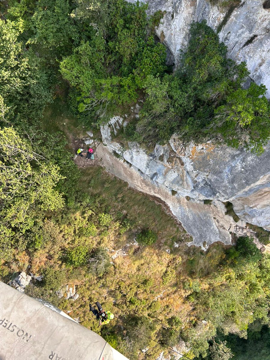 112Cantabria's tweet photo. Movilizado el helicóptero medicalizado de @cantabriaes para rescatar a una mujer de 70 años bloqueada en la vía ferrata #LaHermida #Peñarrubia. La aeronave la evacúa hasta la helisuperficie de #Tama.
Movilizamos también a bomberos del parque de #Tama y @guardiacivil. https://t.co/LAwMSdqJcm