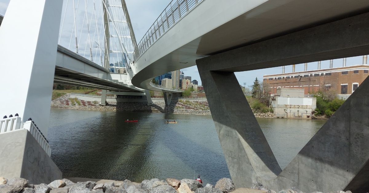 YEGclimate's tweet photo. The North Saskatchewan River provides us with water and beauty. It’s important to continue to protect our waterways and keep them clean. To celebrate Canadian Rivers Day today, take a walk through the river valley and hydrate with a #GlassOfTheSask.

https://t.co/b4LB1qYnhg https://t.co/YjXy9kxcWM